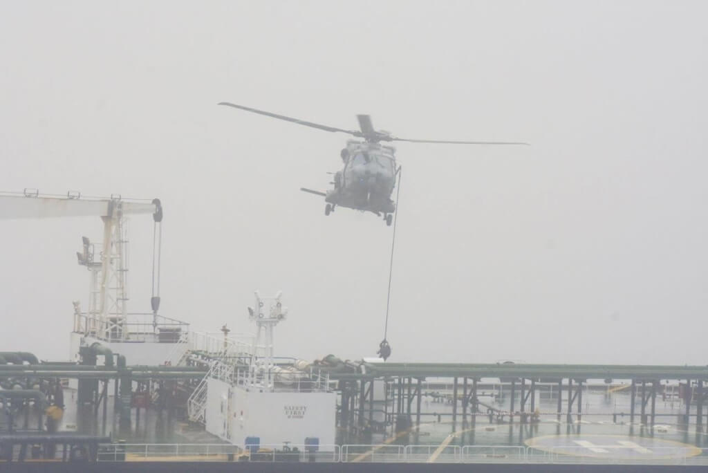 法聯手夥伴扣押俄影子艦隊油輪 突擊隊直升機垂降登船