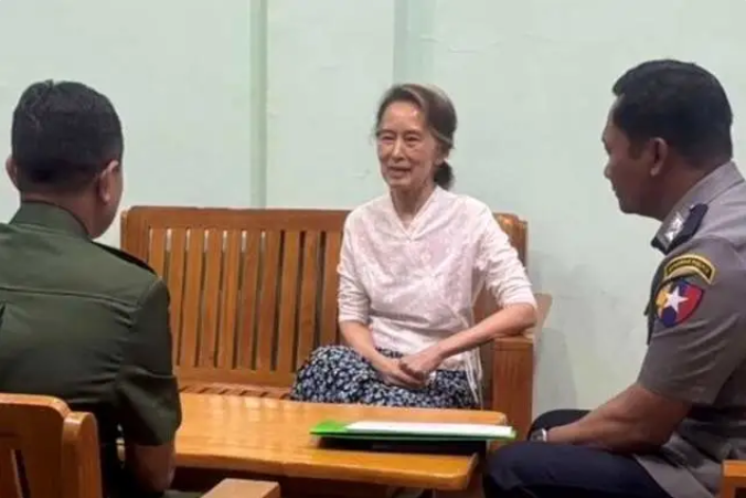 軍方至今僅公開過一張疑似翁山蘇姬的照片，畫面顯示她坐在木椅上，身旁有軍警戒護，但照片未標示拍攝日期，真實性及時效性均受到外界質疑。 圖:翻攝自譯言