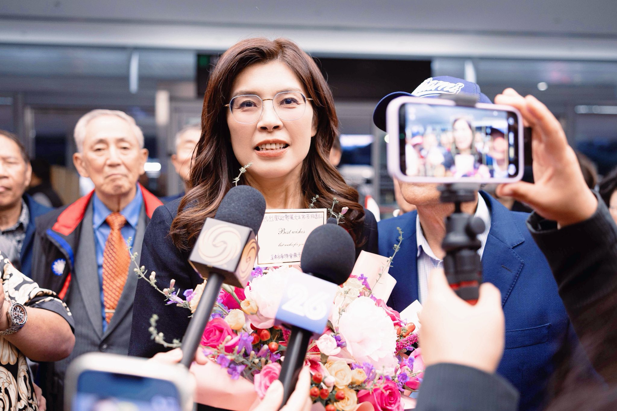  國民黨主席鄭麗文在專訪中笑稱自己生性豁達，根本沒有多餘的心思去與人結怨，並打趣地說：「通常都是別人對我有心結，我哪來這麼多結？」。 圖：翻攝自鄭麗文臉書 