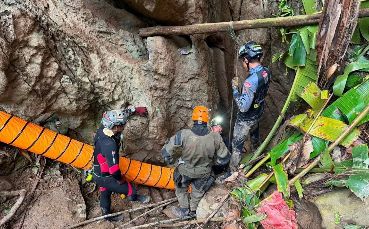 寮國洞穴生死倒數!2男受困近兩週仍失聯 救援隊聽見神秘敲擊聲後希望落空