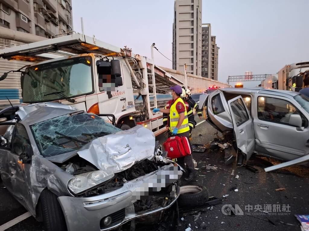國道2號桃園八德段10車連環撞 7人受傷送醫