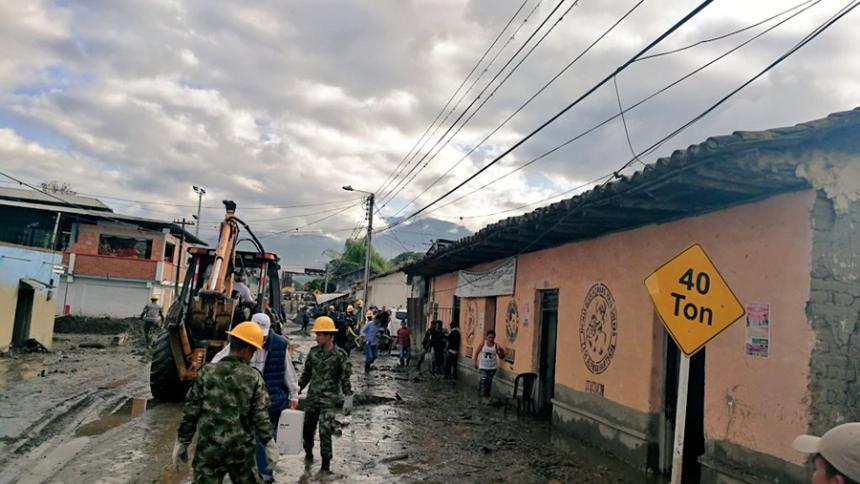 哥倫比亞考卡省安地斯山脈山腳下的柯林托鎮山洪暴發，一片狼藉，軍方出動協助清理。   圖：翻Oscar Campo推特