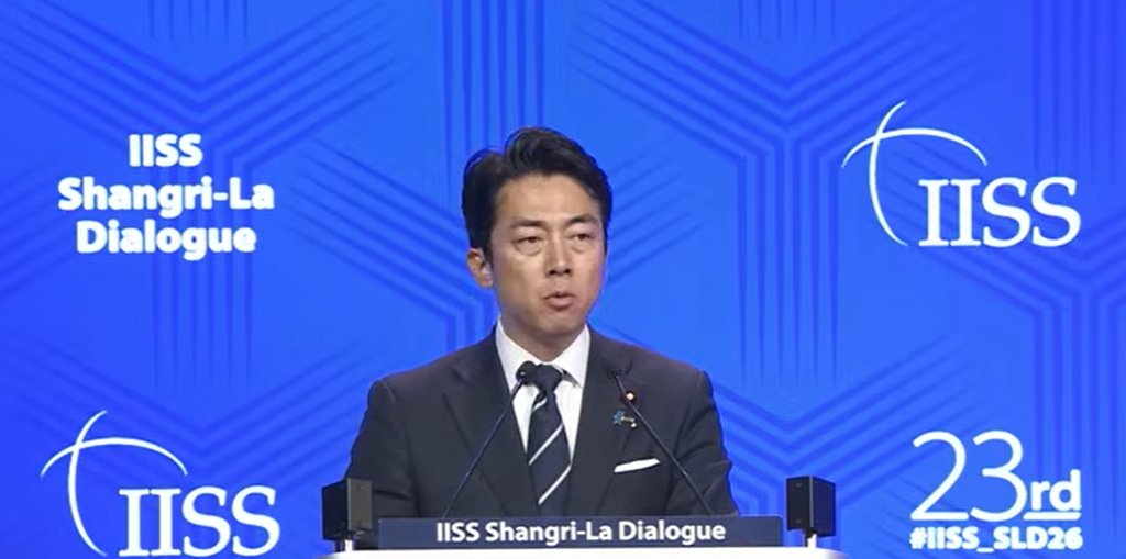 小泉點名法國已宣布擴充核彈頭庫存量，而芬蘭也取消了對核武器過境與出於國防目的儲存核武器的禁令。小泉指出，如今嚴峻的國際形勢迫使日本必須帶著危機感，徹底拋開各類禁忌。 圖:翻攝自X 
