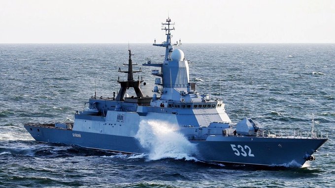  烏軍 3 日清晨派遣大批攻擊型無人機對俄羅斯聖彼得堡的克朗施塔德海軍基地發起攻擊，炸毀包含「博伊基」號護衛艦在內的多艘船艦。 圖：翻攝自 @bayraktar_1love X 帳號 