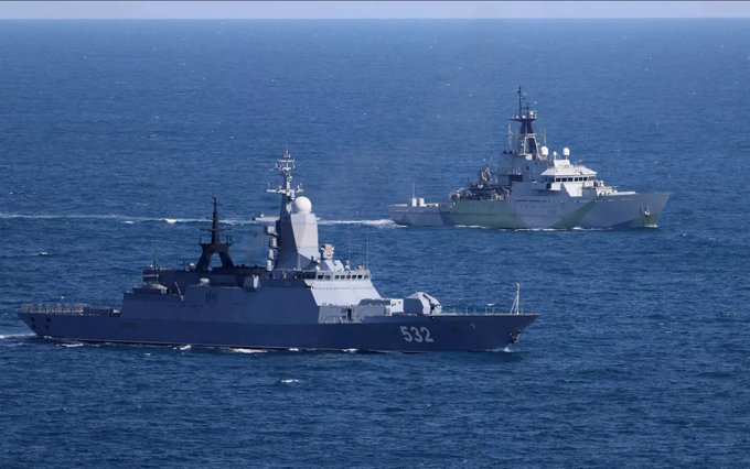  俄軍戰艦「博伊基」號曾在 2025 年 6 月時參與對影子艦隊油輪的護航任務，今年在聖彼得堡遭到烏軍炸毀。 圖：翻攝自 @bayraktar_1love X 帳號 