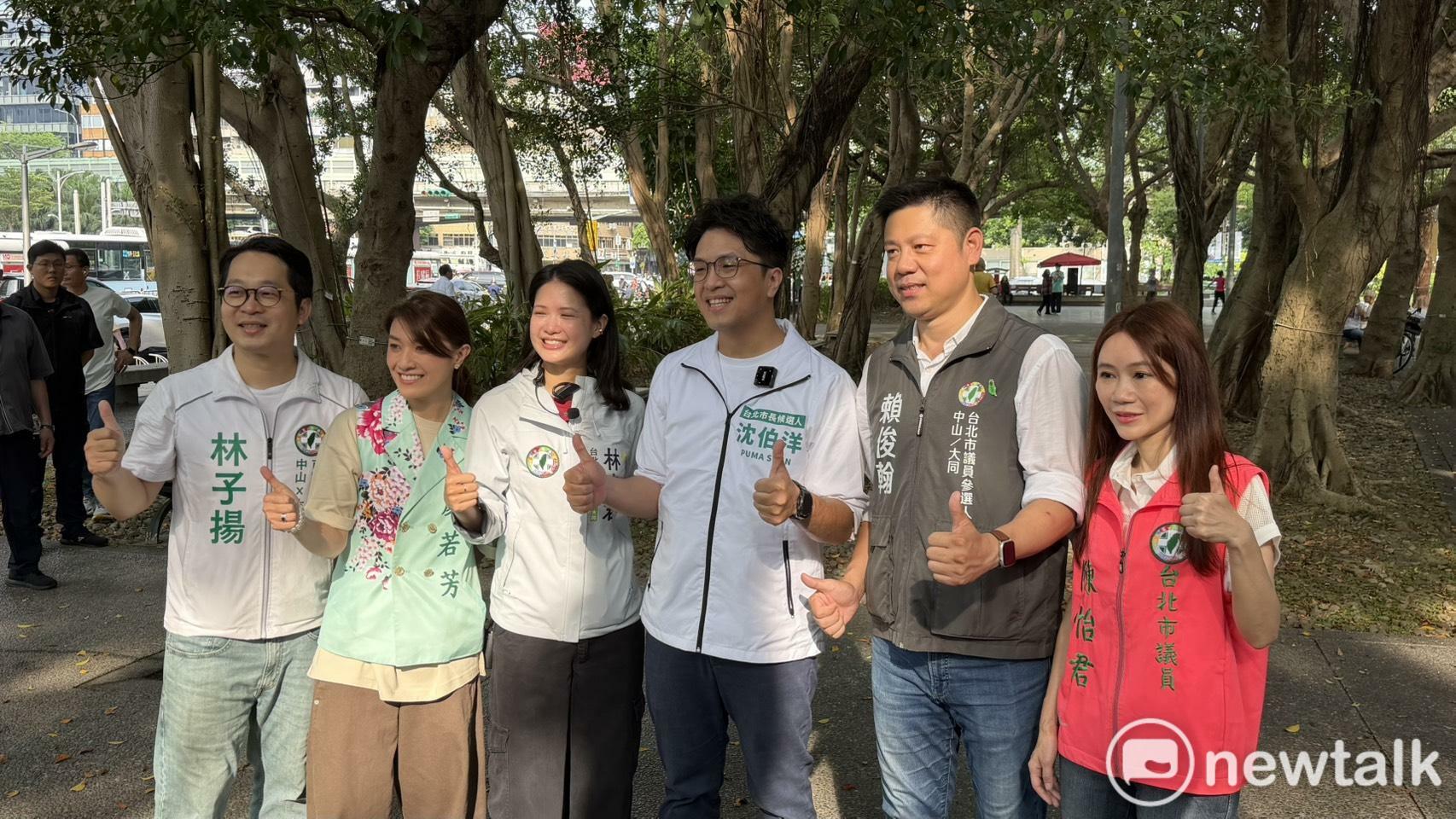  沈伯洋赴榮星花園晨掃拜票，台北市議員林亮君（左三）、顏若芳（左二）、陳怡君（右一）、台北市議員參選人林子揚（左一）、賴俊翰（右二）等人陪同。 圖：高逸帆／攝 