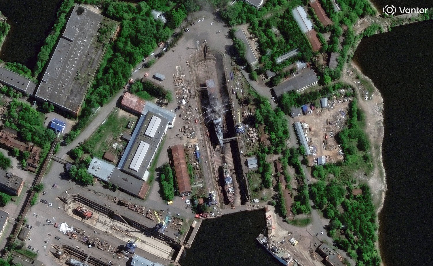 停泊於乾船塢內的俄軍「斯特列古什奇級」（Steregushchiy-class）護衛艦「博伊基號」（Boikiy）疑似受損，消防人員動用高壓水砲持續灌救，試圖控制艦上火勢。 圖:翻攝自X帳號@georgewbarros