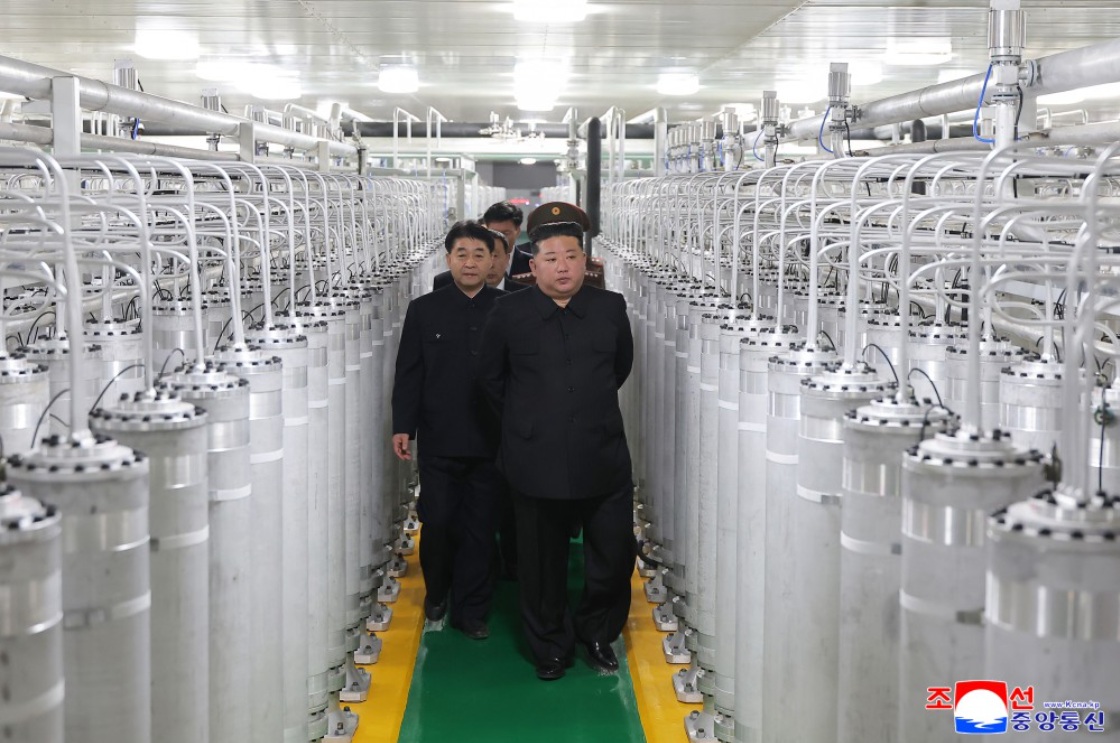  北韓官媒領導人金正恩視察新投產的核物質生產廠，公開宣稱武器級核物質生產能力已超越以往兩倍。 圖：翻攝朝中社 