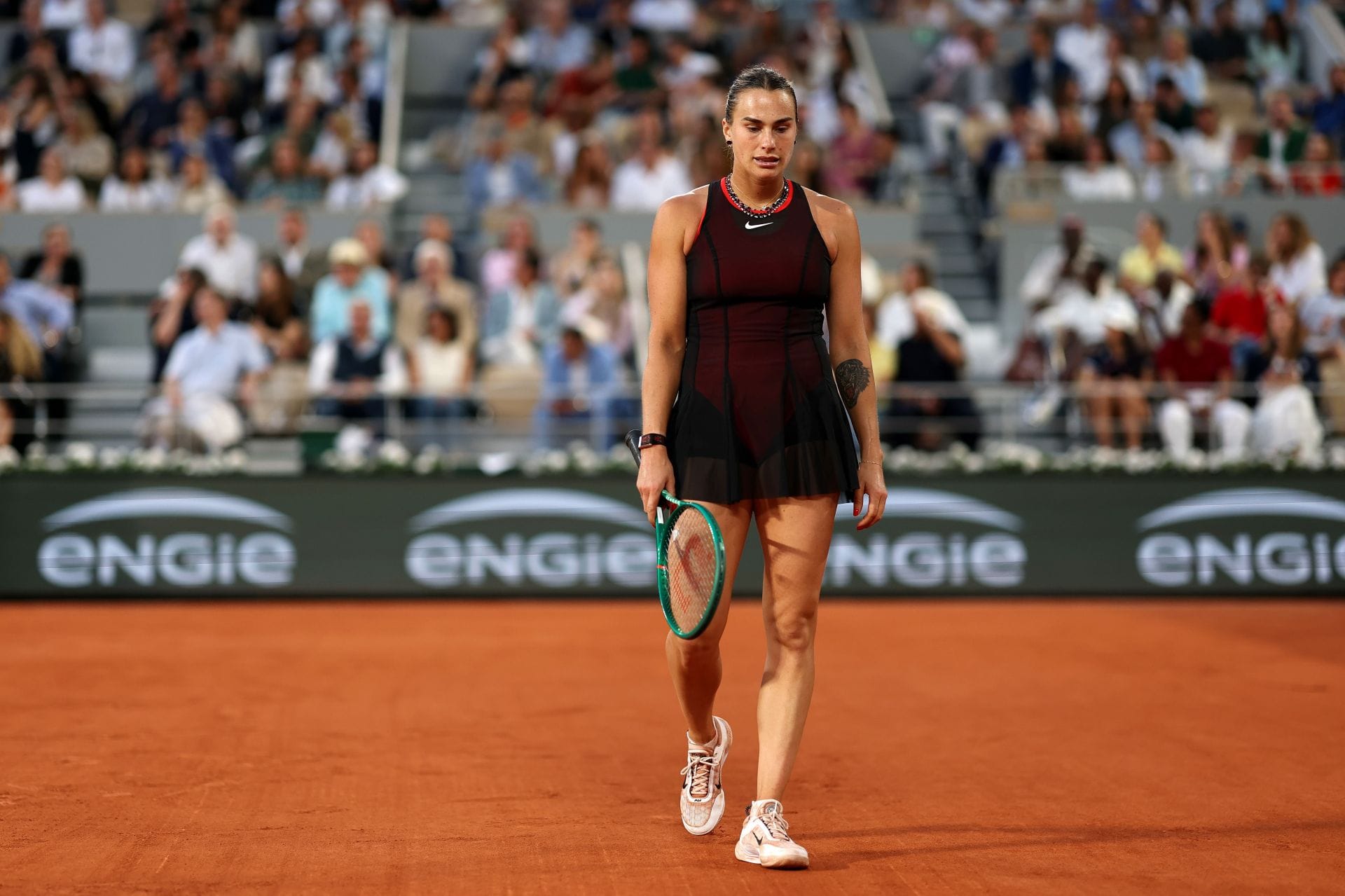 世界排名第一的白俄羅斯名將阿麗娜·薩巴倫卡（Aryna Sabalenka）在一度握有領先優勢的情況下遭遇逆轉，以 3 比 6、7 比 5、6 比 0 不敵俄羅斯選手戴安娜·施奈德（Diana Shnaider），無緣晉級四強。 圖:翻攝自X帳號