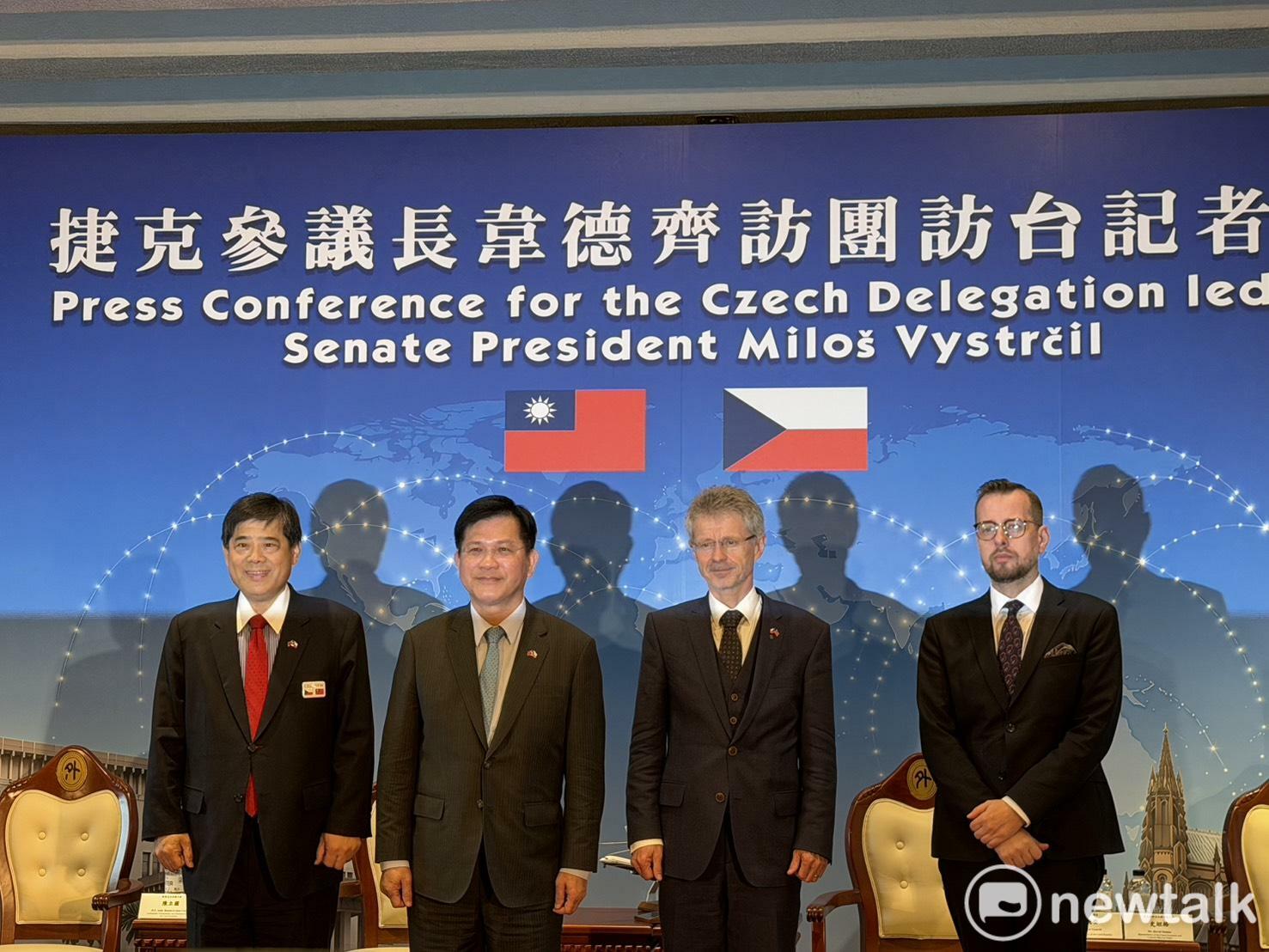  捷克參議院議長韋德齊（Miloš Vystrčil，右二）在外交部舉辦記者會，外交部長林佳龍（左二）、我國駐捷克代表處代表陳立國（左一）、捷克經濟文化辦事處代表史坦格（右一）等人與會。 圖：高逸帆／攝 
