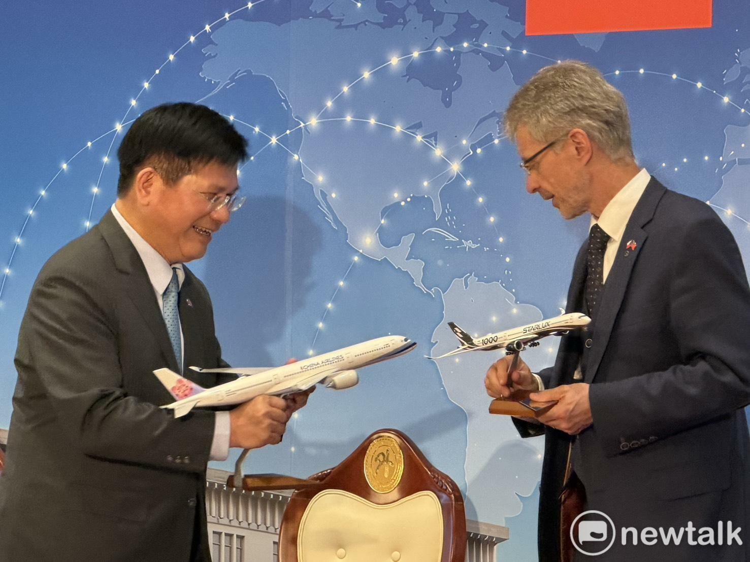 日前外交部長林佳龍與捷克參議院議長韋德齊（Miloš Vystrčil）都提到台捷直航天天飛。然降下國旗異動純屬 eGate 資訊顯示系統的常態性升級與調整 圖：高逸帆／攝 