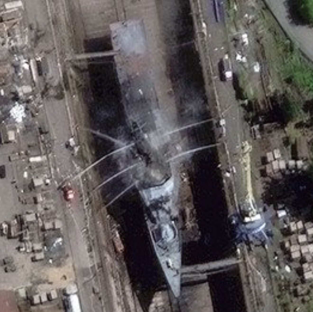  俄羅斯守護級護衛艦「敏捷號（舷號532）」，在聖彼得堡船廠維修時，遭烏克蘭長程無人機攻擊，船體上層結構遭破壞引發火災。 圖：翻攝「X」@Osinttechnical 