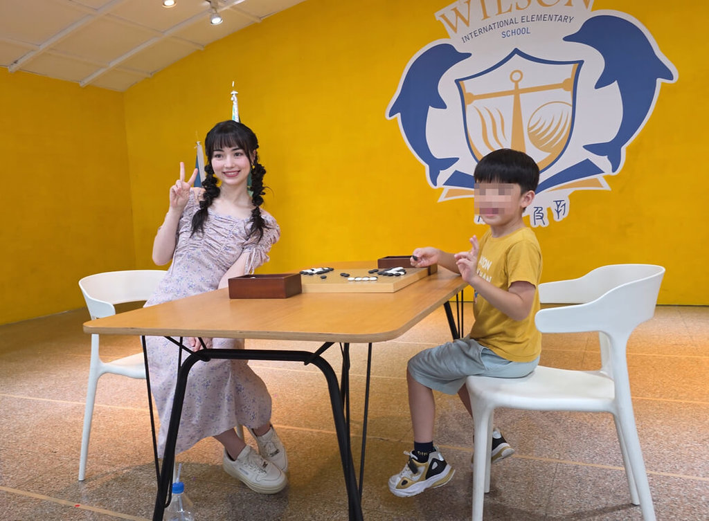 黑嘉嘉前進幼兒園 與小朋友零距離互動推廣圍棋