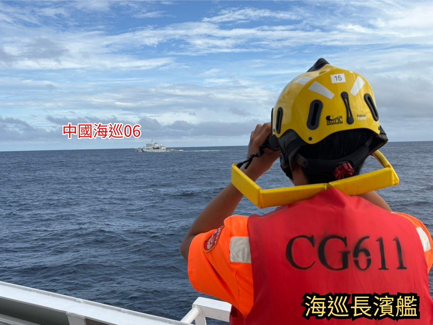  中國公務船「海巡06」闖入我國限制水域，海巡署「高雄艦」全程併航監控並廣播驅離。 圖：海巡署提供 