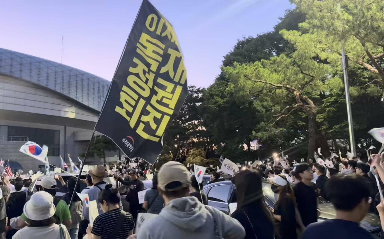 韓選票不足!民眾抗議喊「學學台灣」胡川安:藍委正撕開更大破口