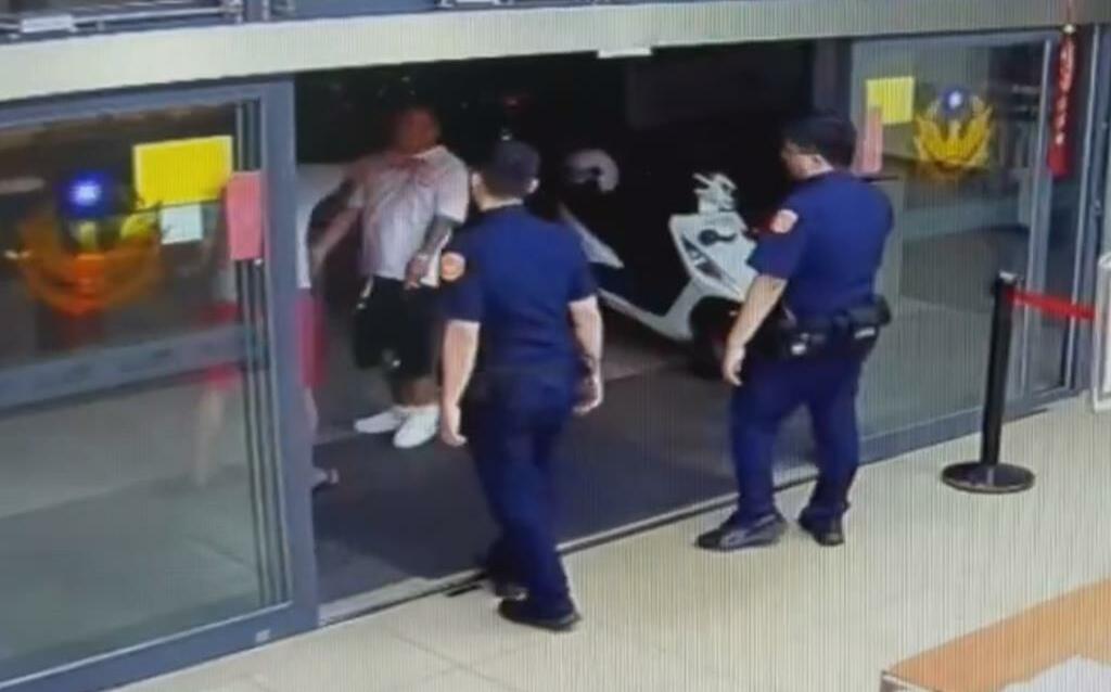 醉男失控大鬧派出所!員警「霸氣放倒」引網讚:真舒爽