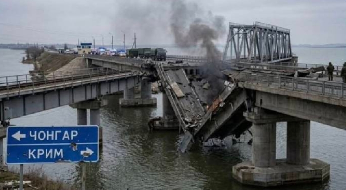  烏軍無人機炸毀俄軍對克里米亞的重要補給橋梁瓊加爾大橋（Chonhar Bridge）。 圖 : 翻攝自X / Olena Rohosa / AI生成 