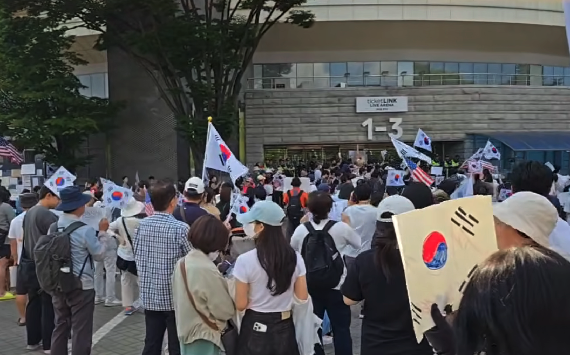 韓國人持續上街抗議選票短缺! 台灣記者因「這事」遭示威者包圍…