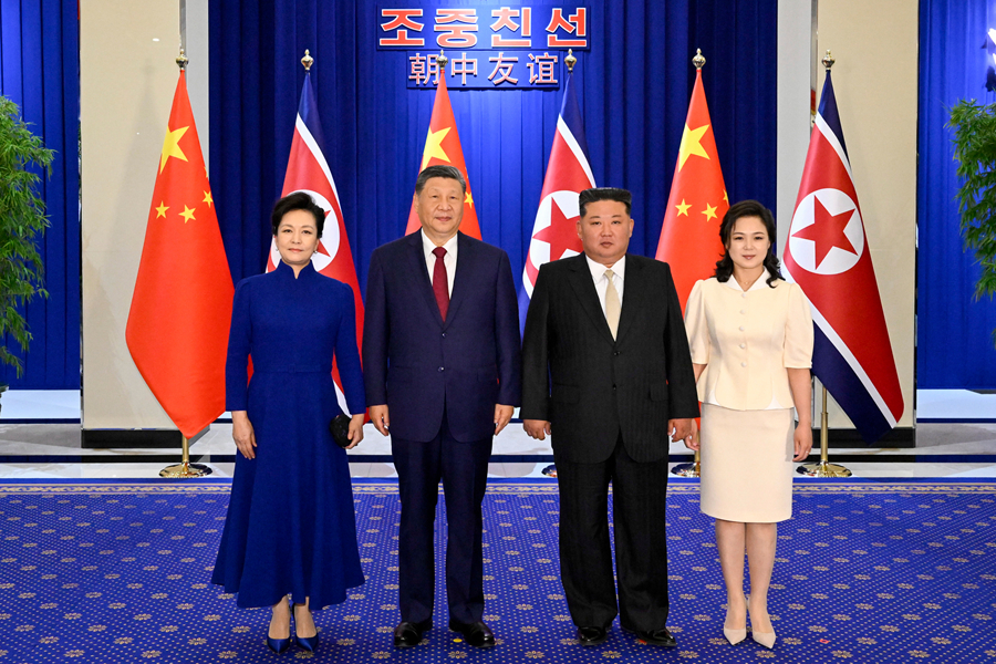  中國國家主席習近平赴北韓國是訪問。圖為習近平攜彭麗媛（左一）與金正恩、李雪主（右一）夫婦合影。 圖：翻攝陸網/新華網 