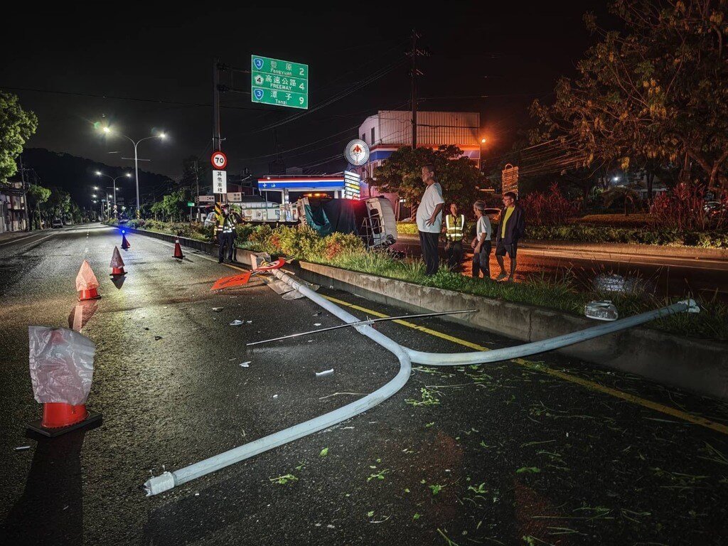 台中駕駛疑天雨車輛打滑 自撞道路分隔島及路燈