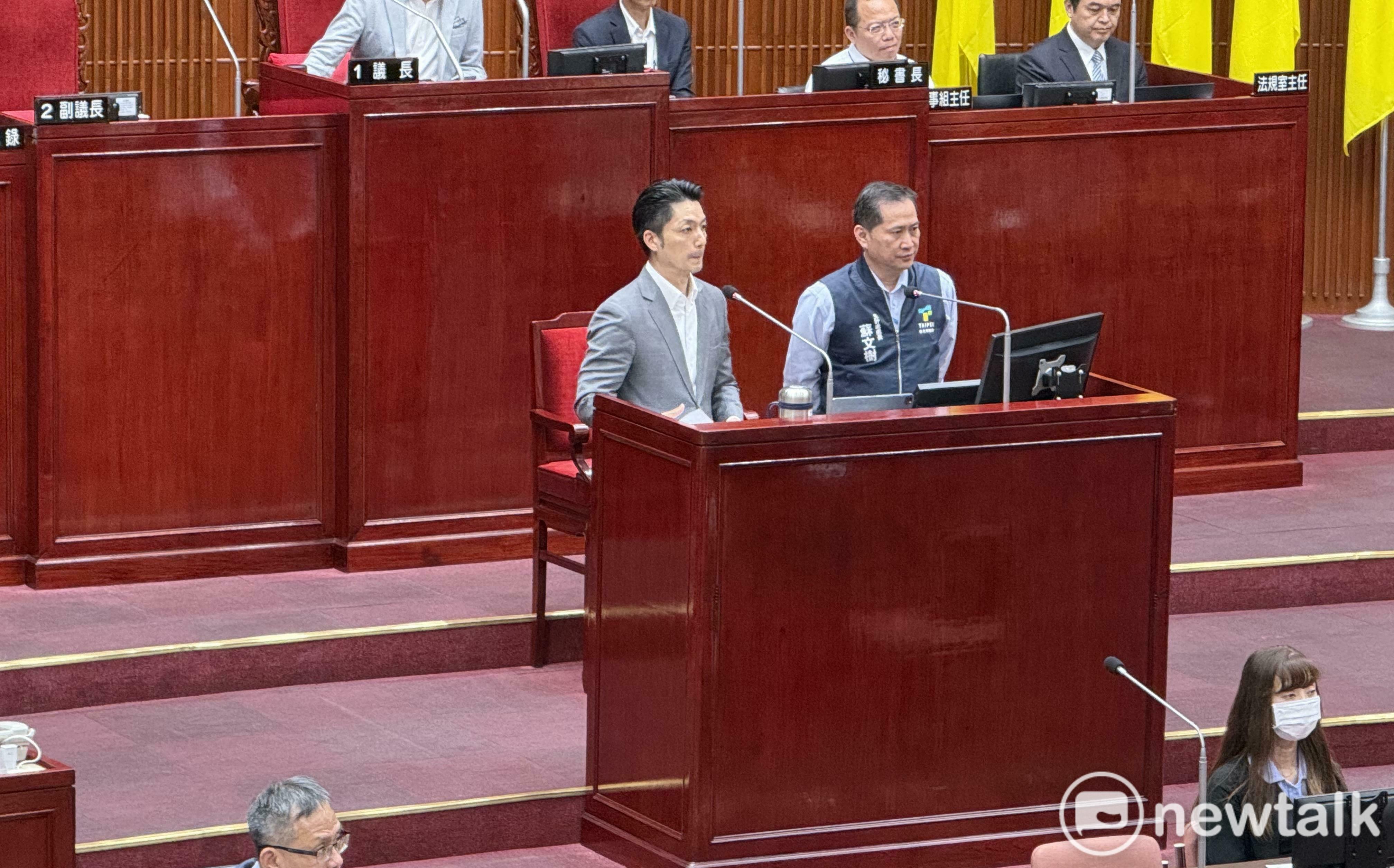 簡舒培質疑天價遮陽傘挪用平均地權基金 蔣萬安、都發局稱符合用途