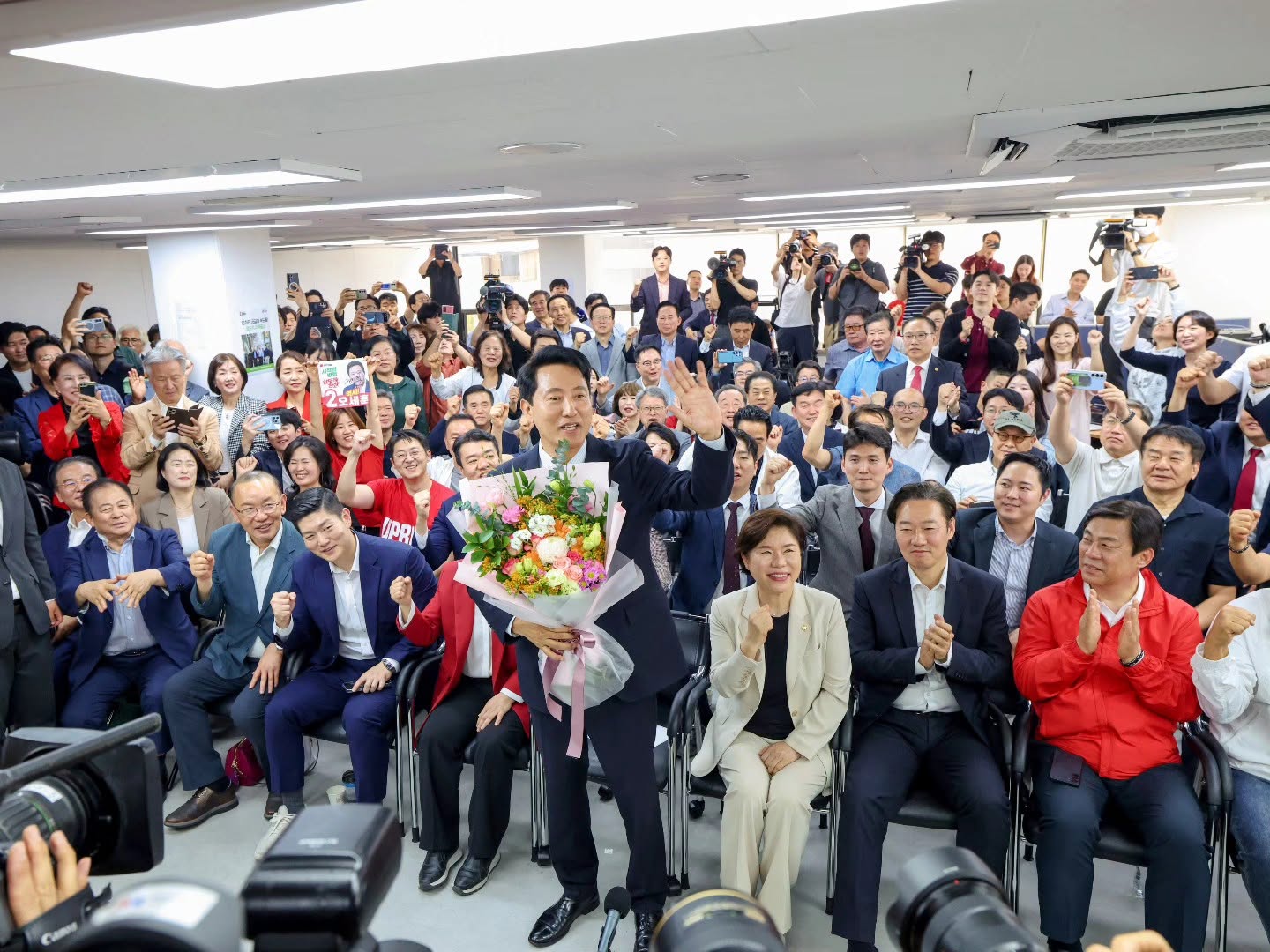  現任市長、也是國民力量提名首爾市長候選人吳世勳（捧花者）以 49.22% 得票率，微幅領先共同民主黨提名候選人鄭愿伍 48.07% 得票率 1.15 個百分點，順利完成得以三連任。 圖：翻攝自吳世勳臉書（資料照） 