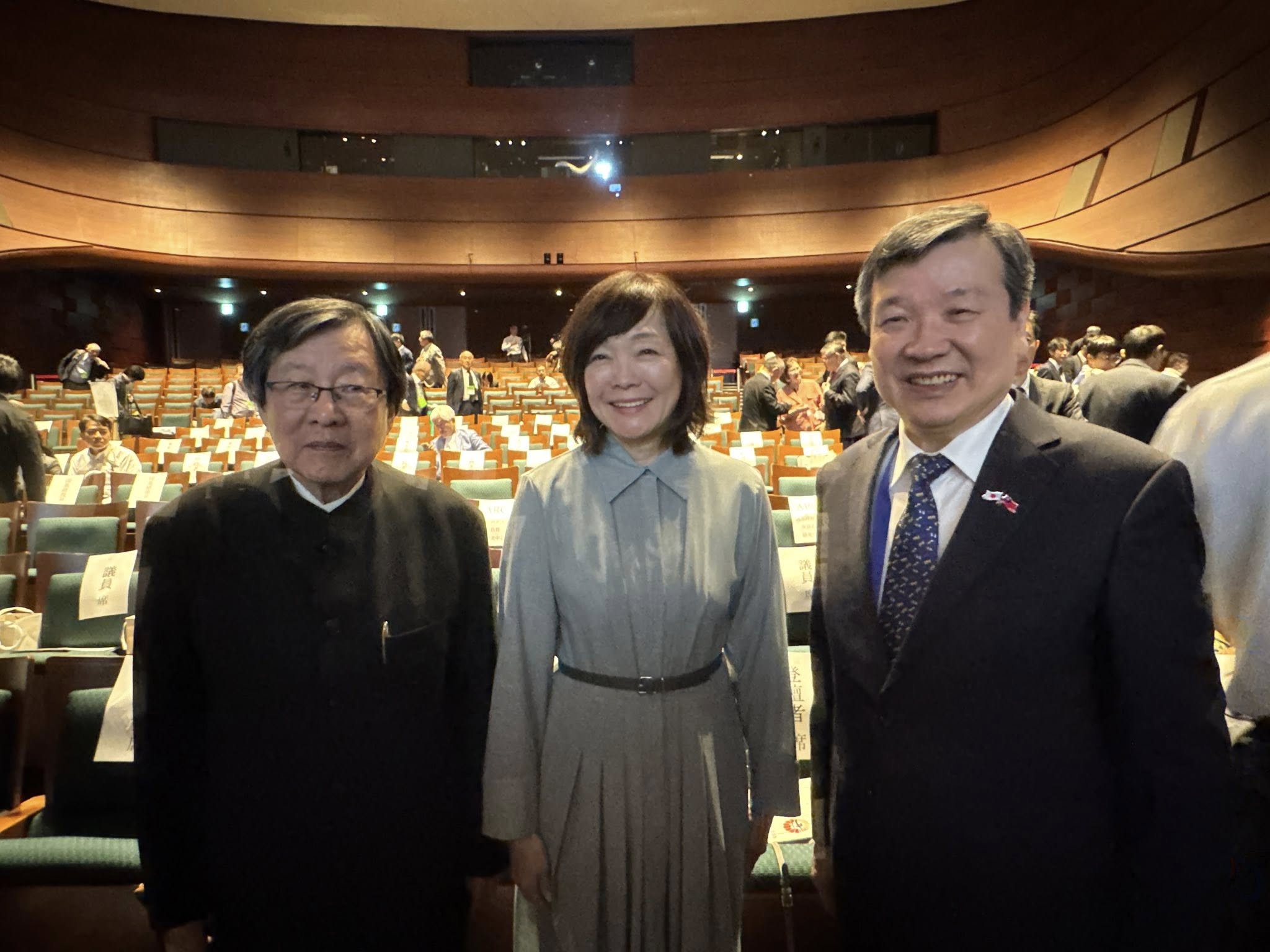  由國立政治大學安倍晉三研究中心、日本智庫「國家基本問題研究所」及台灣日本研究院共同主辦的「第一屆安倍晉三與現代日本研究國際論壇」，9日在東京舉行。日本前首相安倍晉三夫人安倍昭惠、我駐日代表李逸洋（右）、總統府資政邱義仁（左）三人在現場合照留影，顯示台日往來友誼深厚。 圖：駐日代表處提供 