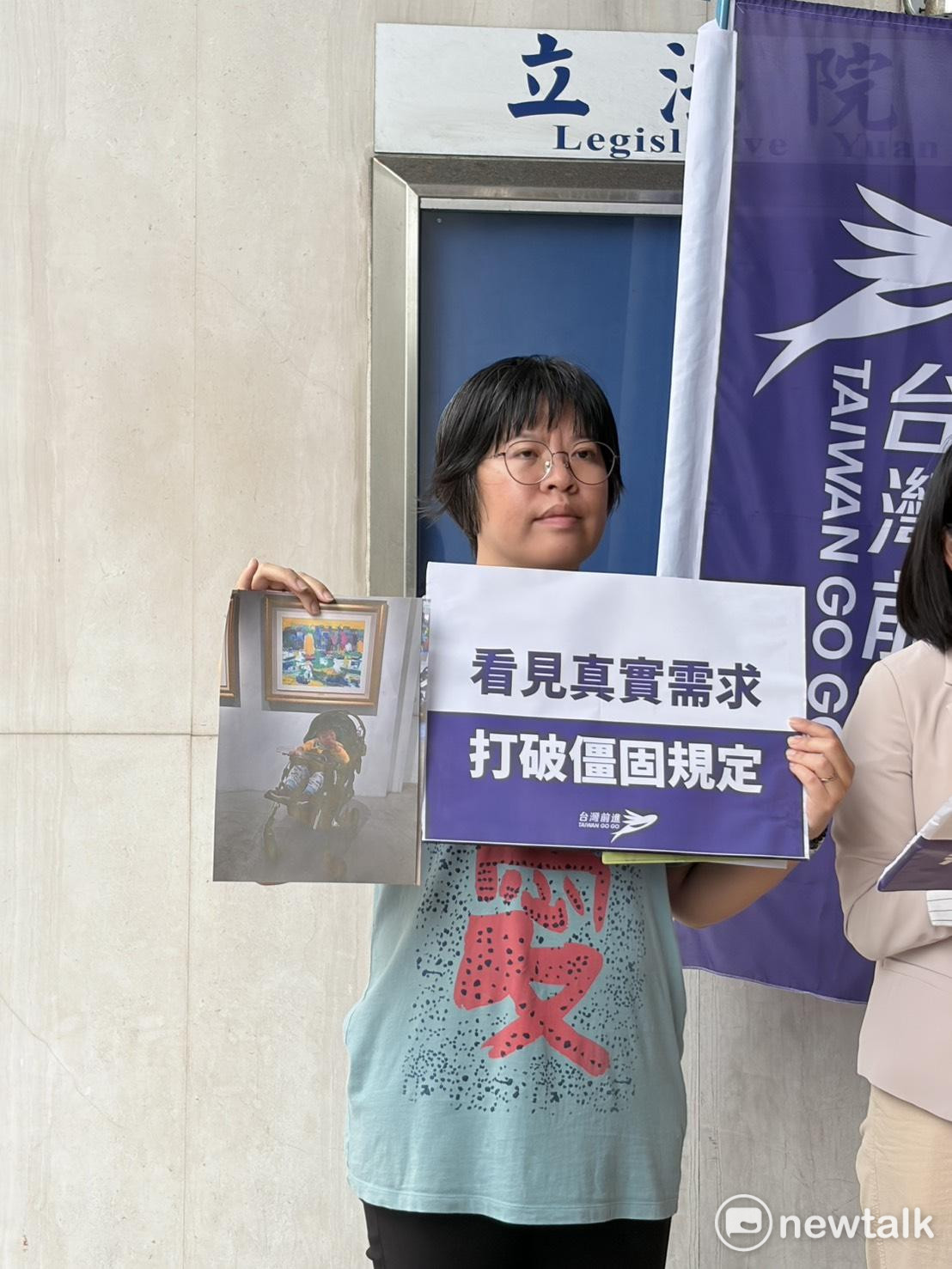  身心障礙家庭代表劉媽媽表示，帶身障孩子出門使用推車，卻多次被人員以「孩子坐的是推車不是輪椅」為由拒絕。 圖：李宣萱/攝 