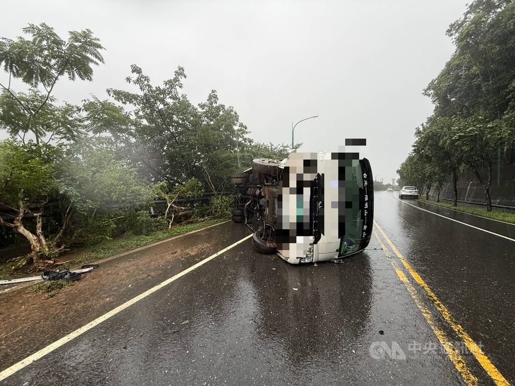 陽金公路公車側翻 司機與乘客共2人受傷送醫