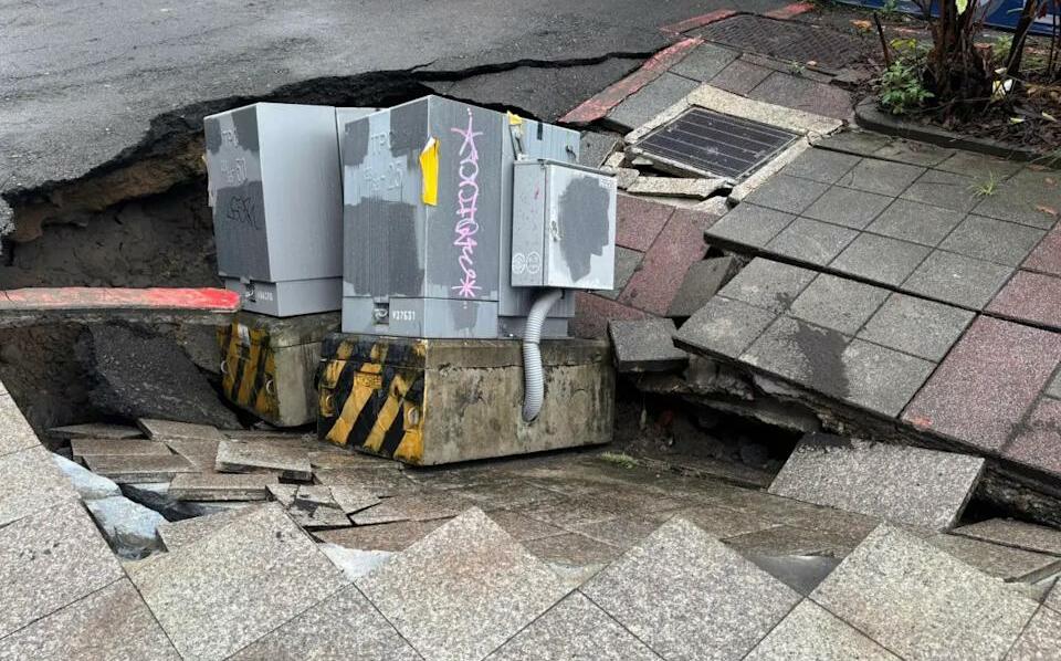 北市北門捷運站出口驚現天坑!變電箱遭吞噬 市議員示警