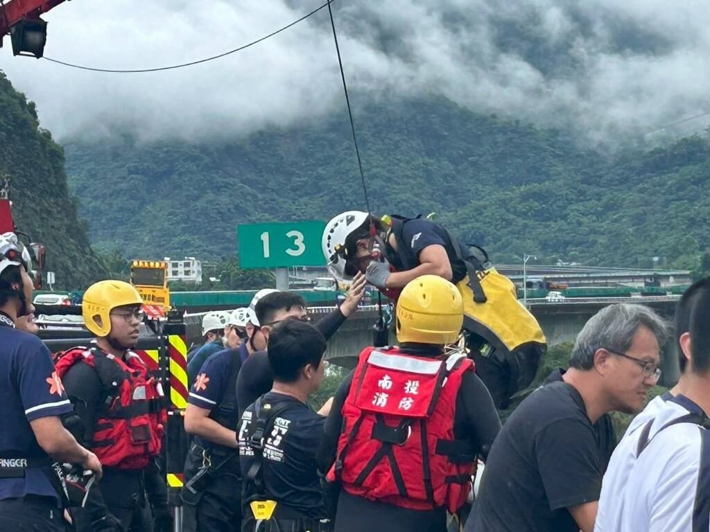 雨天巡視國道6號橋梁遇溪水暴漲 3工人受困獲救