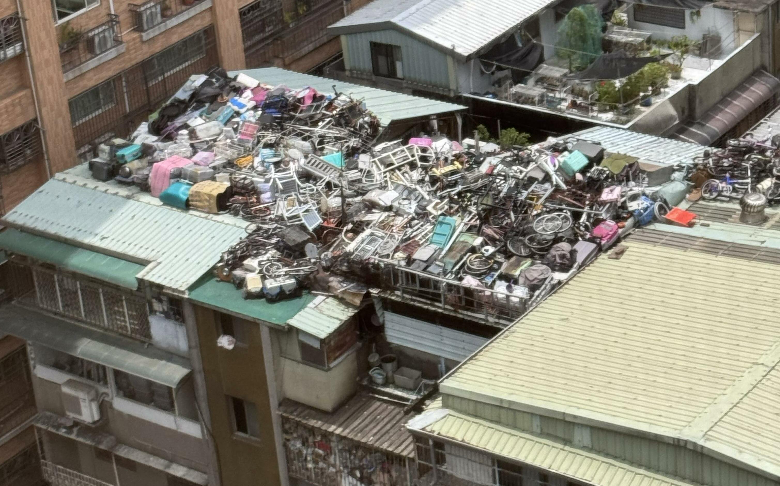 新莊民宅屋頂垃圾山太誇張!民眾全嚇傻 囤積住戶竟稱:為了研究核能