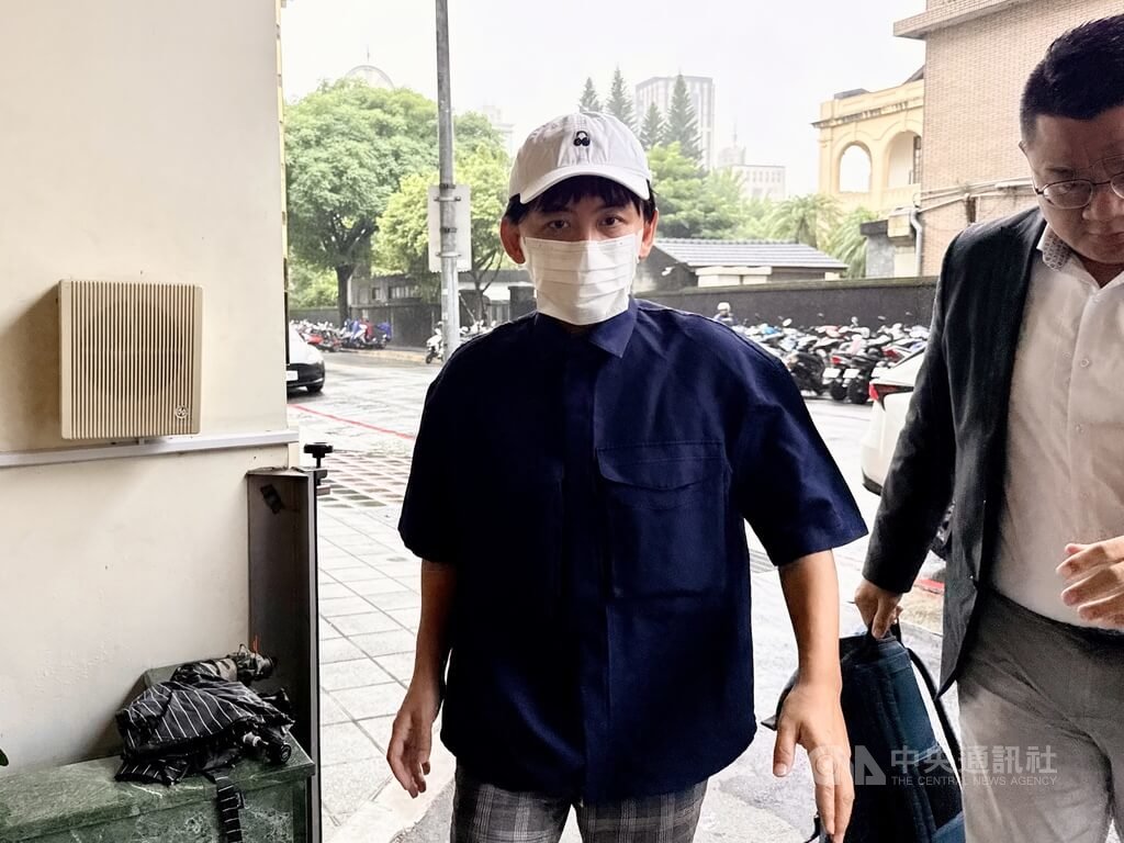 獲判緩刑4年並接受保護管束 黃子佼赴北檢報到
