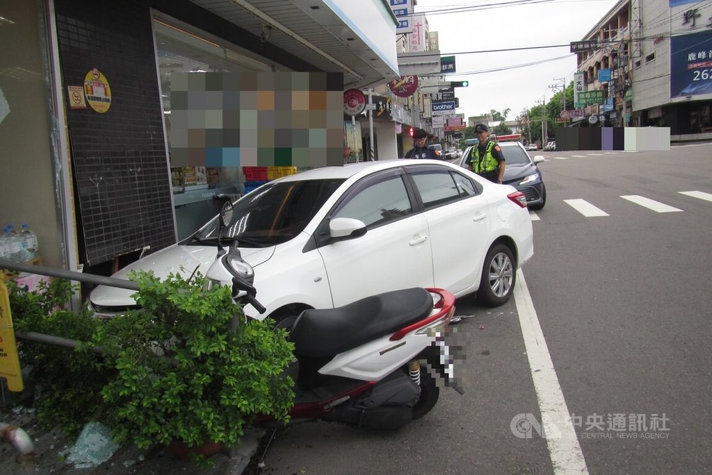 台中男開車迴轉疑誤踩油門 失控撞機車與商店釀1傷