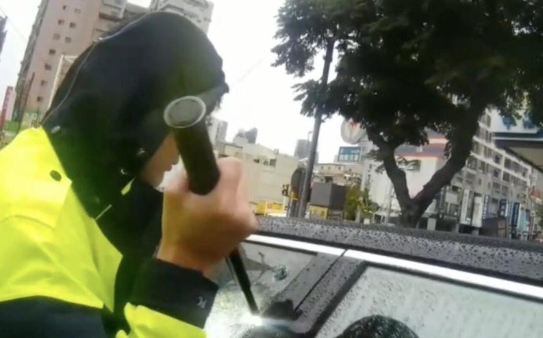車停路中央昏睡!警破窗救人 又是毒駕還搜出K他命