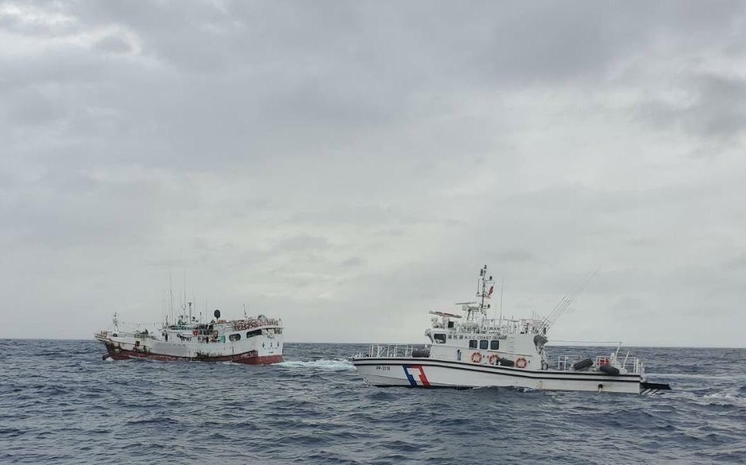 全力守護海域安全 海巡遠海戒護伴航無電力漁船返台