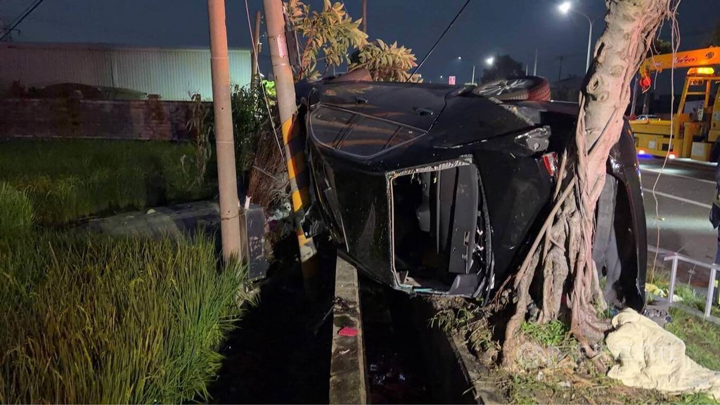 台中梧棲車禍 小客車自撞路樹釀2死1傷