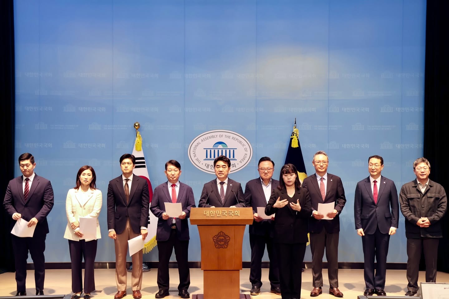  韓國國會國民力量黨團內少壯派團體「替代與未來」（대안과미래）11日召開記者會，要求黨魁張東赫辭職下台。 圖：翻攝自李成權臉書 