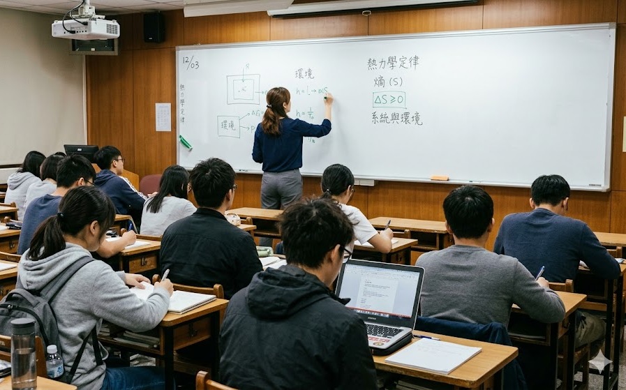 張文隆觀點》幫你是情分,不幫是本分:基層教師該看清的校園利益賽局