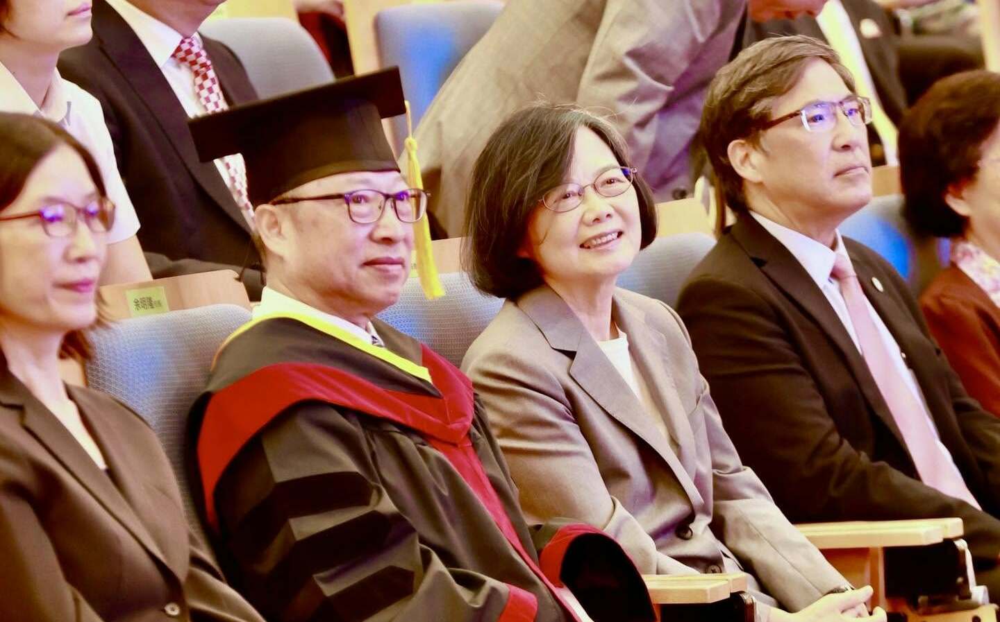 蔡英文南下高雄參加畢典與宮廟參香 民眾熱情迎接高喊「一起爬山吧」