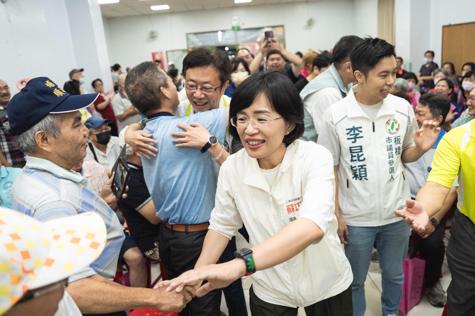  蘇巧慧表示，從參選以來，她走遍新北29區，握遍市民的每一雙手，希望爭取更多人的支持，如今邁向下一個時代，板橋、新北勢必都要再升級。 圖：蘇巧慧競選辦公室提供 