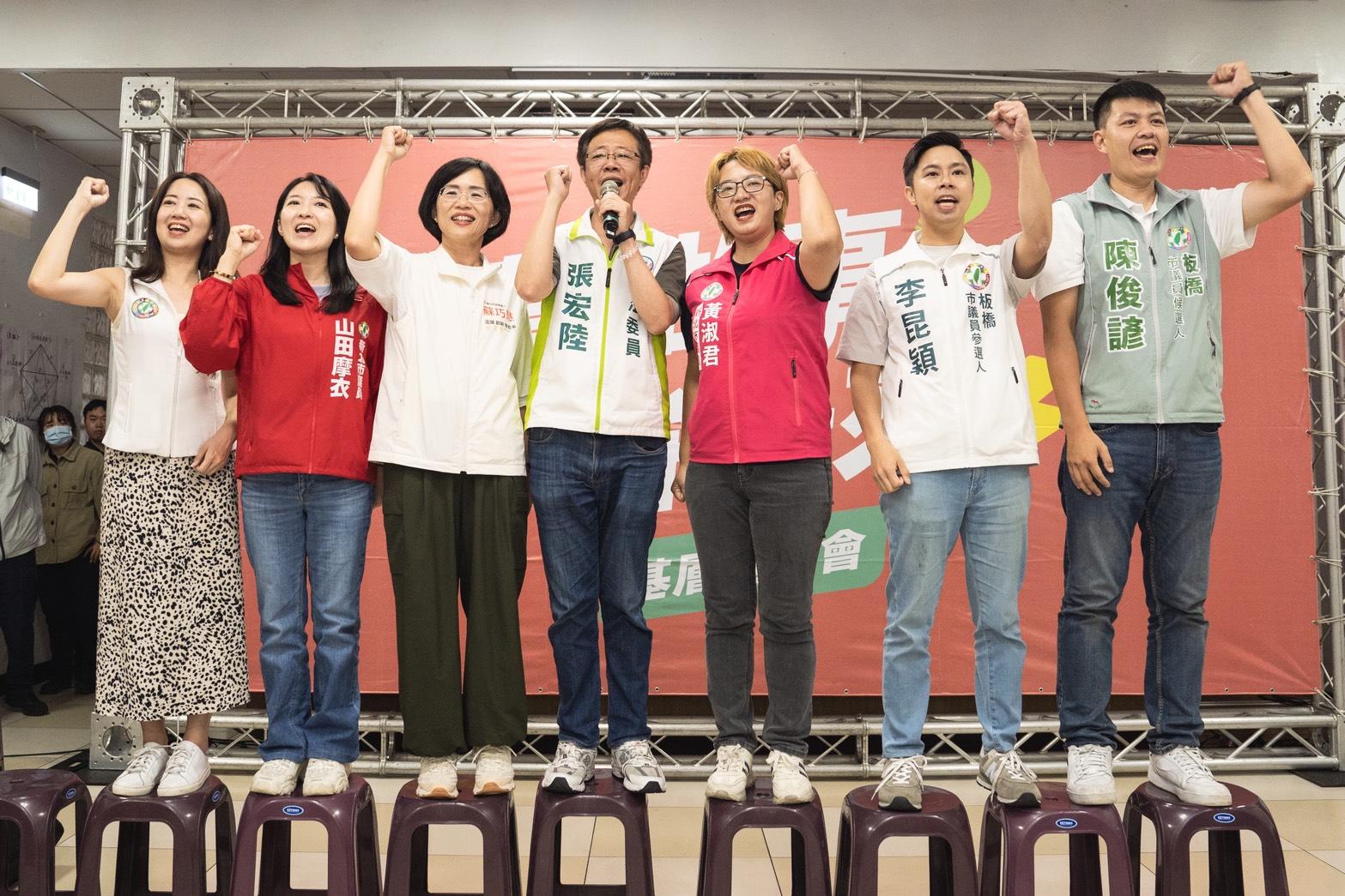  板橋座談會現場湧入超過千人，人潮更湧出會場外，蘇巧慧抵達時，眾人高喊「巧慧凍蒜！」、「2026新北會贏！」，短短六十公尺的進場路線，眾人花了將近5分鐘才站上台，場面相當熱烈。 圖：蘇巧慧競選辦公室提供 