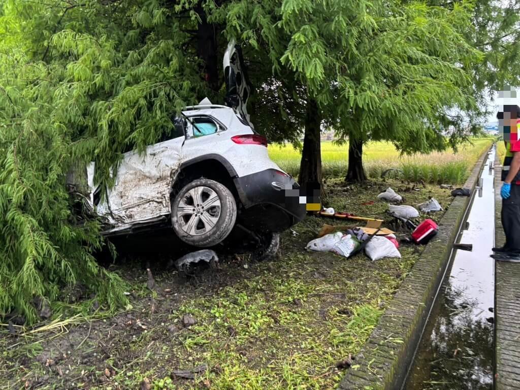 自小客車宜蘭市區自撞護欄1死4傷 肇因待查