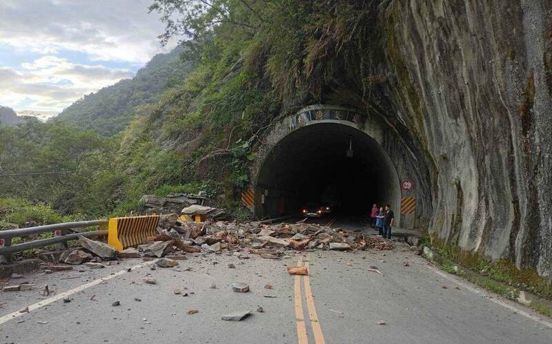 南橫台20線松濤隧道口坍方 雙向阻斷搶修中估9點通車