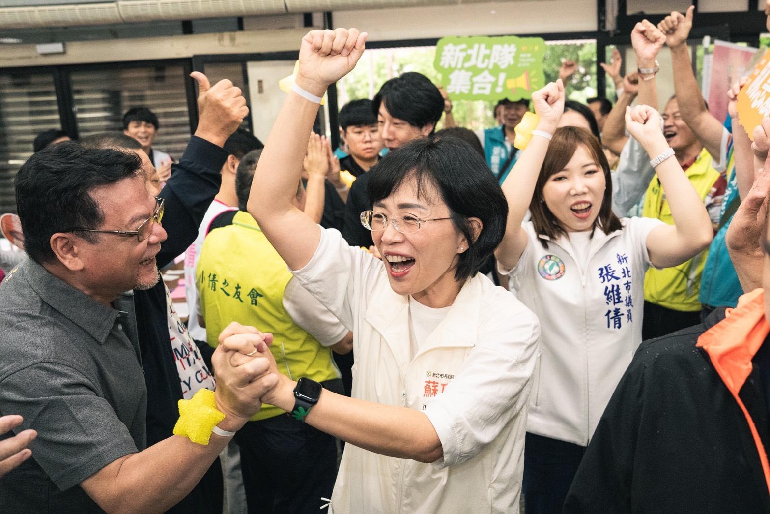  民進黨新北市長候選人、立法委員蘇巧慧今（14）日出席新北市議員張維倩中和座談會，現場竟湧入逾千人，蘇巧慧一到場就受到眾人熱烈歡迎，民眾紛紛高喊「新北會贏！」「巧慧凍蒜！」 圖：蘇巧慧競選辦公室提供 