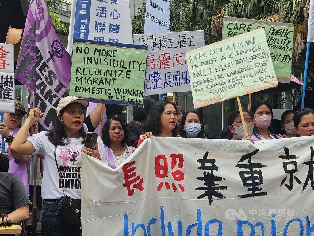 家事移工冒雨上街抗議 籲納長照僱用改善過勞