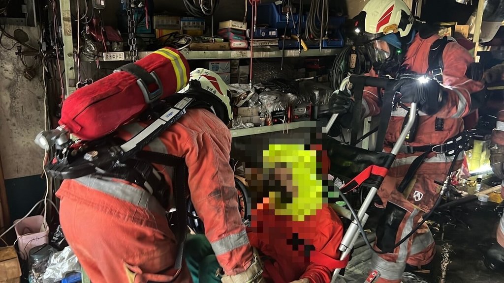 新竹市香山區民宅1樓火警 警消3及4樓救出2人送醫
