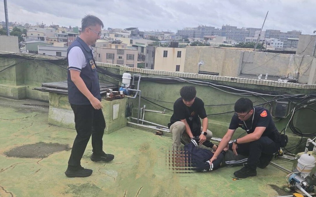 通緝犯遭前鎮警攔截圍捕 多罪併發送雄檢偵辦