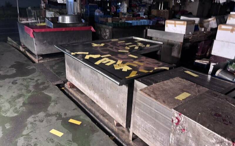 不滿海鮮賣太貴!高雄男闖黃昏市場噴漆撒冥紙 毀損罪送辦