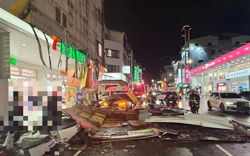 康是美招牌砸車女子一度受困 台中都發局:要求業者賠償